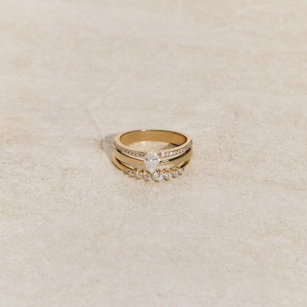 Anillo solitario bañado en oro con siete circonitas