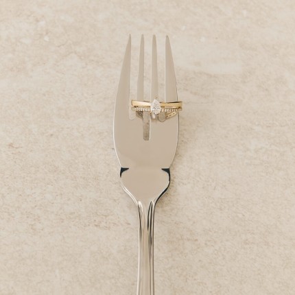 Anel solitario acompanhado plaqueado a ouro com zircónia em forma de pera