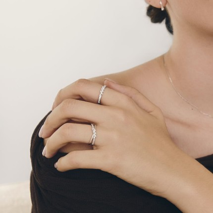 Anel de ouro 9K branco com zircónias marquesas e pavé