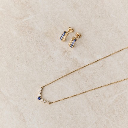 Brincos de meia argola banhados a ouro de 9 mm com zircónia azul e branca