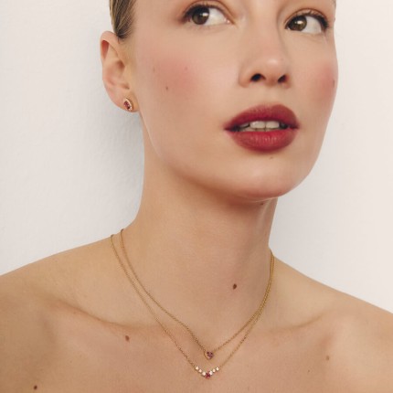 Collar bañado en oro con colgante de corazón adornado con tres circonitas rojas