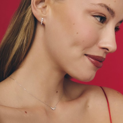 Colar em ouro branco 9K e 5 zircónias cúbicas