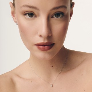 Collar de oro blanco 9K con colgante de diamante creado ovalado de 0,11 ct y engaste de halo