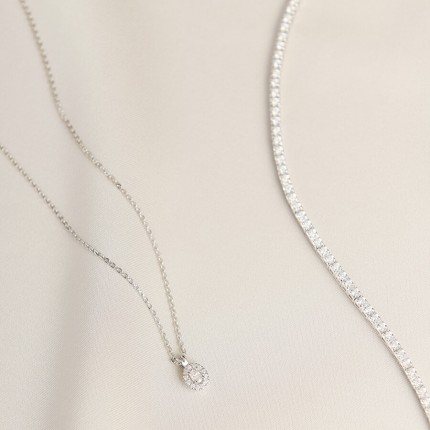 Colar em ouro branco 9K com pingente oval de diamante criado de 0,11 ct e cravação em halo