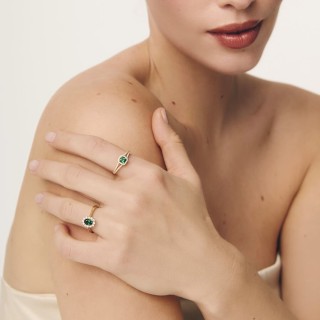 Anel com esmeralda criada lapidada em almofada e diamante criado, 0,20 ct, ouro amarelo 9K