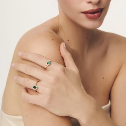 Anel com esmeralda criada lapidada em almofada e diamante criado, 0,20 ct, ouro amarelo 9K