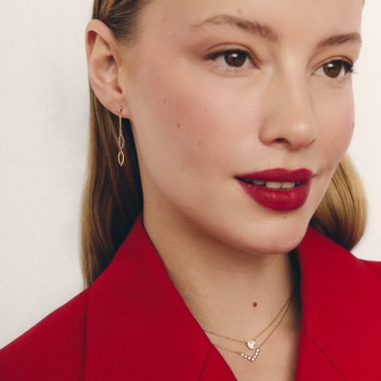 Collar en forma de V en oro amarillo de 9K con circonitas cúbicas engastadas en bisel