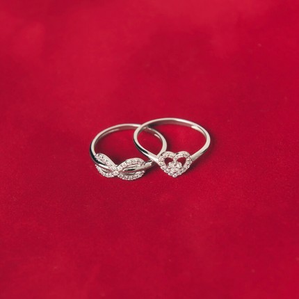 Anillo de oro blanco 9 KT circonita y corazón