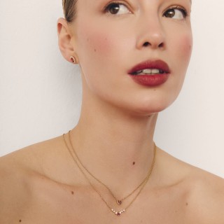 Collar bañado en oro con siete circonitas blancas y rojas