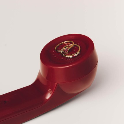 Anillo solitario bañado en oro con circonitas blancas y rojas