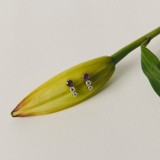 Brincos Trilogy de 11 mm banhados a ouro com zircónia roxa e branca
