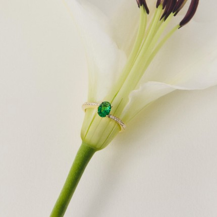 Anel plaqueado a ouro com zircónias verde e brancas