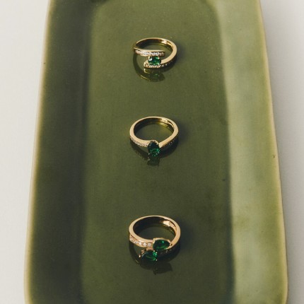 Anel plaqueado a ouro com zircónias verde e brancas