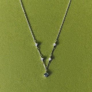 Colar de prata 925‰ banhada a ródio com pingente de zirconia azul e detalhe de zirconia branca