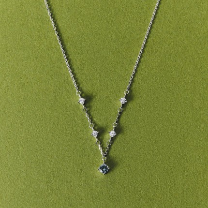 Collar de plata de ley rodiada con colgante circonita azul y detalles circonitas blancas