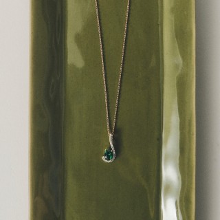 Collar bañado en oro, rodio y circonitas blancas y verdes