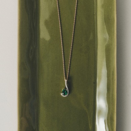 Colar com pingente em forma de vírgula banhado a ouro, ródio e óxidos de zircónio brancos e verde