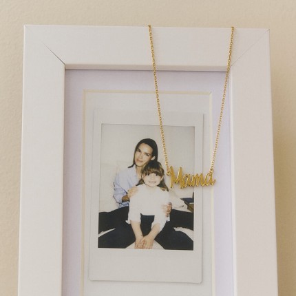 Collar «Mamá», letras unidas, bañado en oro