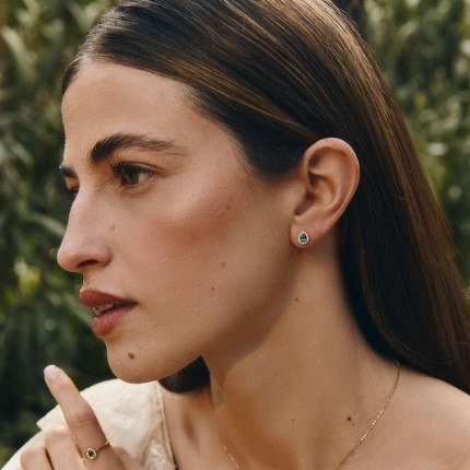 Brincos de pino em formato de pera com esmeralda criada e diamantes criados de 0,14 ct em ouro amarelo 9K