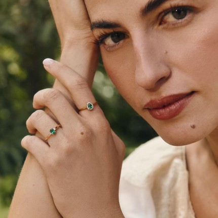 Anel com esmeralda criada em formato de pera e diamante criado, 0,07 ct, ouro amarelo 9K