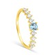 Anillo de oro amarillo de 9K con topacio azul redondo y circonitas blancas redondas