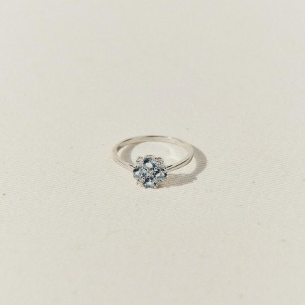 Anillo de plata de ley 925 rodiada con circonitas redondas de color azul cielo y blanco