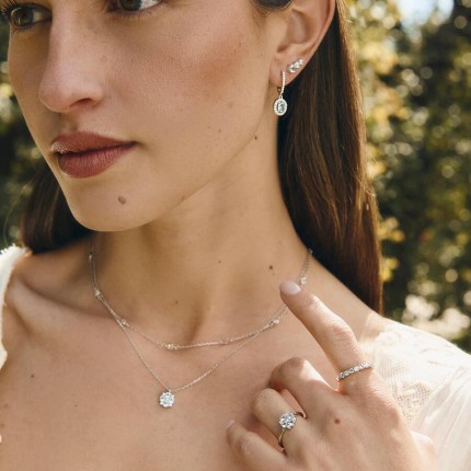 Anillo de plata de ley 925 rodiada con circonitas redondas de color azul cielo y blanco