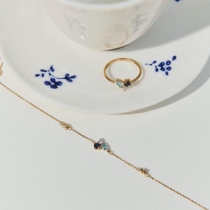 Pulseira em ouro amarelo 9K com um trio de pedras, incluindo iolita, topázio azul tratado e zircónia