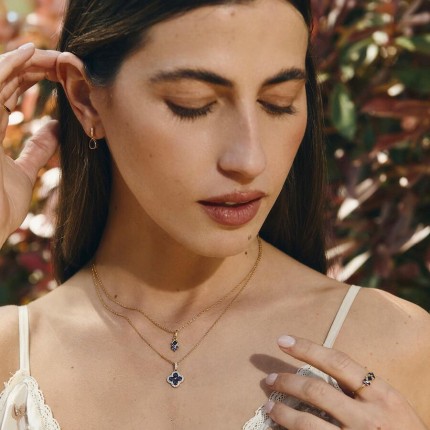 Collar bañado en oro con circonitas azules cuadradas y redondas