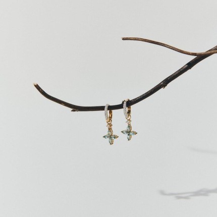 Brincos de argola em ouro amarelo 9K e ródio, adornados com zircónias e quatro flores de topázio azul