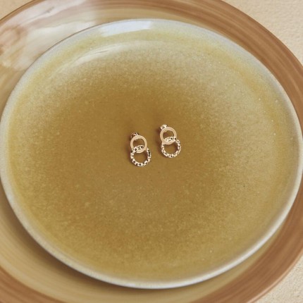 Pendientes colgantes bañados en oro con dos anillos enlazados