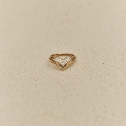 Anillo oro amarillo 9K con circonitas redondas y marquesa