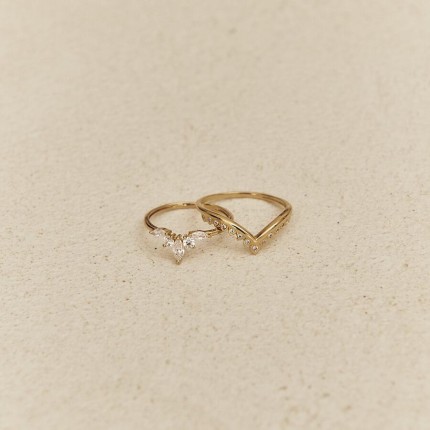 Anillo oro amarillo 9K con circonitas redondas y marquesa