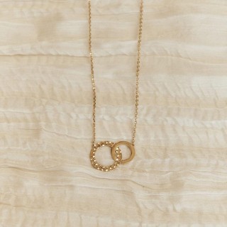 Collar bañado en oro con anillos entrelazados