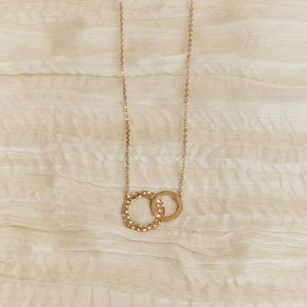 Colar banhado a ouro com anéis entrelaçados