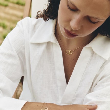Colar banhado a ouro com anéis entrelaçados