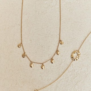 Pulsera bañada en oro con diseño ovalado martillado