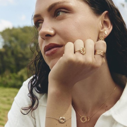 Pulseira banhada a ouro com padrão oval martelado