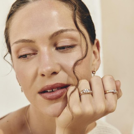 Anillo bañado en oro con circonitas blancas y circonita oval azul cielo