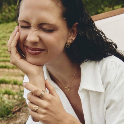 Anillo ancho bañado en oro de múltiples hebras