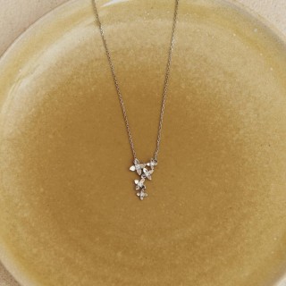 Collar de moda en plata de ley 925 rodiada, con motivos florales y circonitas cúbicas