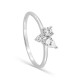 Anillo de plata de ley 925 rodiada con tres circonitas, una en forma de pera