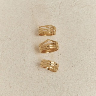 Anillo ancho de tres hilos bañado en oro, uno de los cuales tiene una ligera forma de V