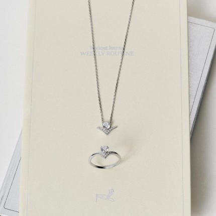 Collar de plata 925 rodiada con colgante en forma de V y circonitas