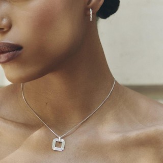 Collar de plata de ley 925 rodiada con colgante cuadrado calado