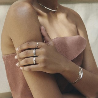 Anel em prata 925 banhado a ródio, em formato V