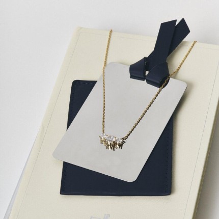 Collar de tres cadenas chapado en oro con circonitas engastadas en garras