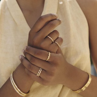 Anillo chapado en oro con cuentas y circonitas