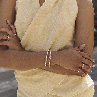 Pulsera rígida chapada en oro con engaste de circonitas