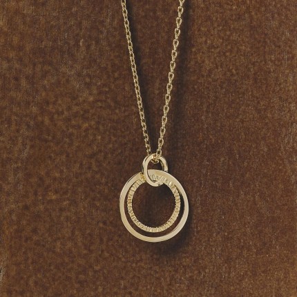 Collar chapado en oro con anillos entrelazados